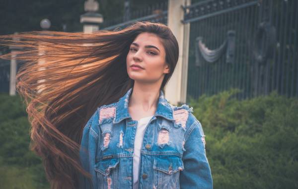 Почему выпадают волосы у женщин на голове